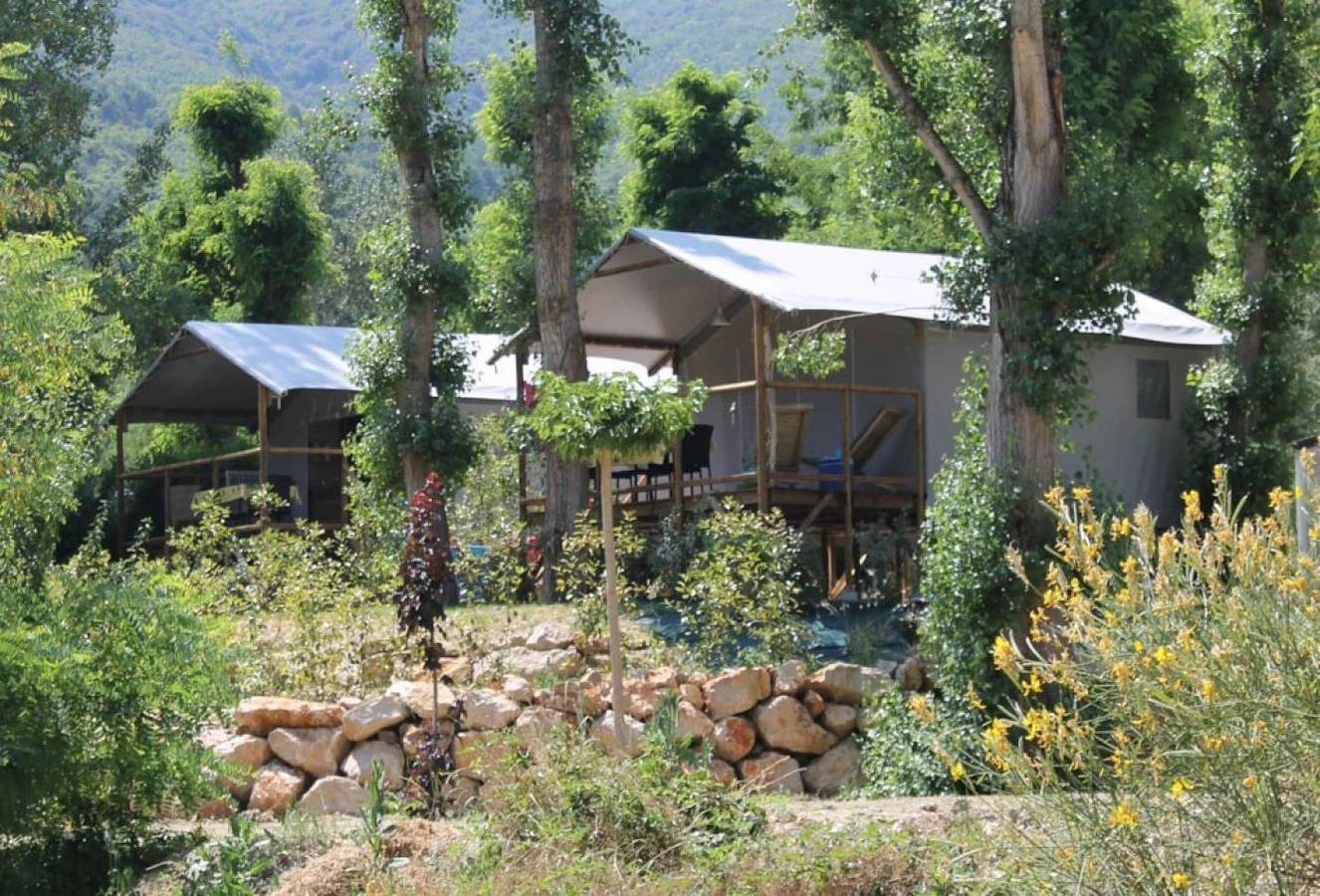 Zecamping 3 étoiles familial espace aquatique cabane 34m2 in Saint-Maime, Parc naturel régional du Luberon