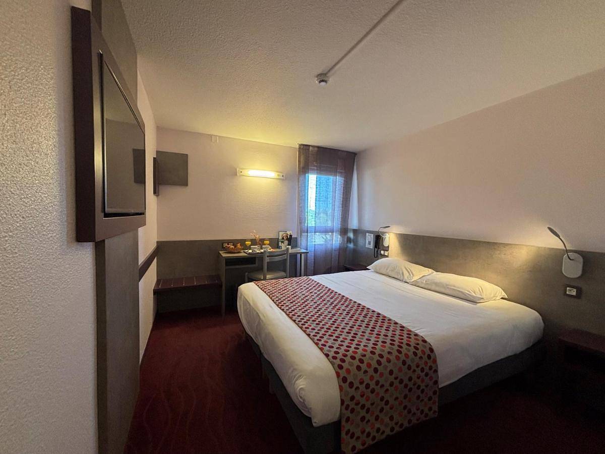 Brit Hotel Les Evens in Saint-Saturnin, Sarthe