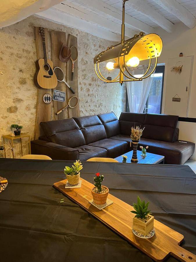 Location de vacances pour 6 personnes, avec Terrasse et Jardin à Tousson