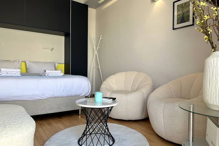 Ganze Wohnung, Cloud 9 - Smart Apartment mit privatem Jacuzzi in Zentral-Athen, Athen