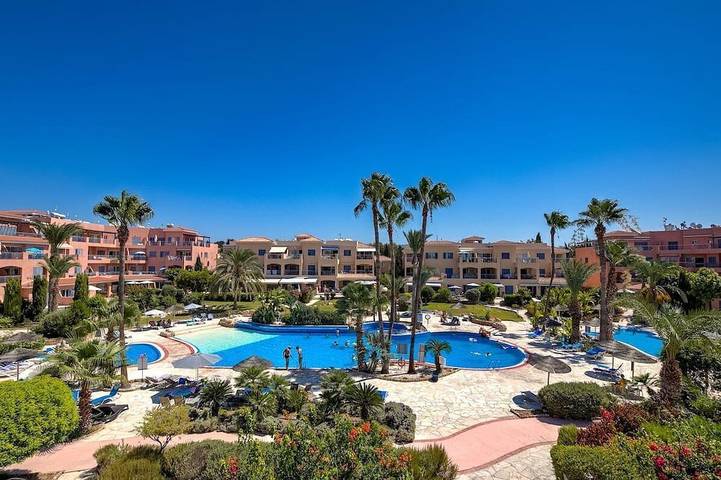 Holiday rental for 6 people, with terrace and garden as well as pool in Kato Paphos