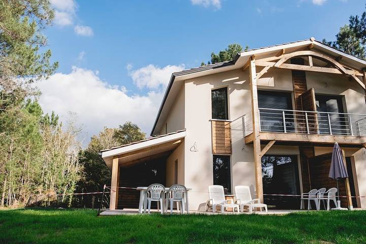Villa pour 6 personnes, avec terrasse ainsi que piscine et jardin, animaux acceptés dans Lac de Lacanau