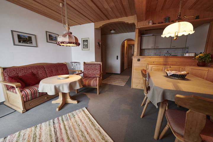 Ganze Ferienwohnung, Haus Gerhardt inkl. Chiemgaukarte - Ferienwohnung 45qm, Balkon, Kochnische, 1 Schlafzimmer, 1 Wohnschlafzimmer, Wlan in Ruhpolding, Bayerische Alpen