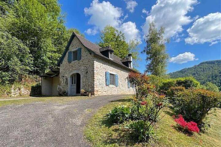 Location de vacances pour 5 personnes, avec jardin à Licq-Athérey