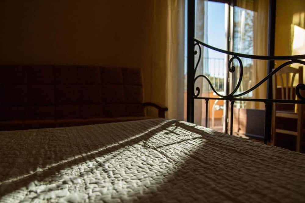 Conjunto Rural con piscina privada climatiazada, Wifi y patio con Bbq in Hueva, La Alcarria