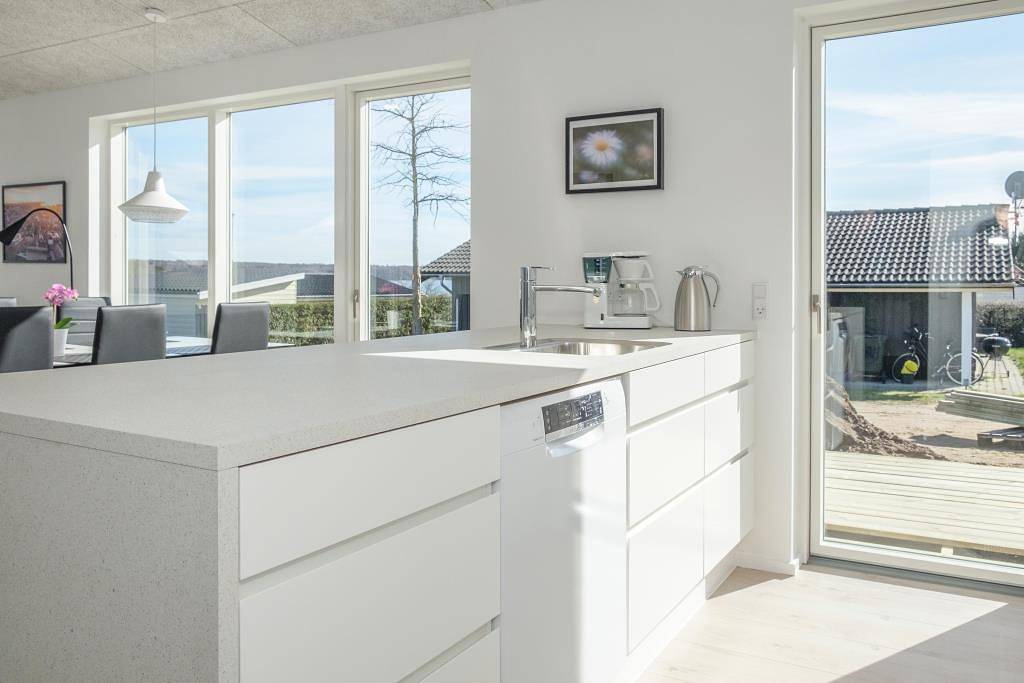 Neubau-Ferienhaus von 2019 auf erhöhter Naturgrund am Strand von Følle – nur 150 Meter vom Wasser in Følle Strand, Süddjursland