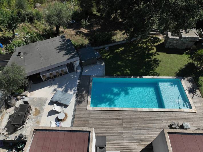 Feriehus for 6 personer, med hage og jacuzzi i tillegg til barnebasseng, dyr tillatt på Korsika