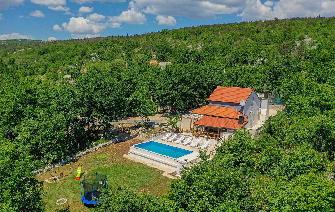 Sonniges Apartment mit Pool und Parkplatz – WLAN inklusive in Imotski, Makarska Riviera