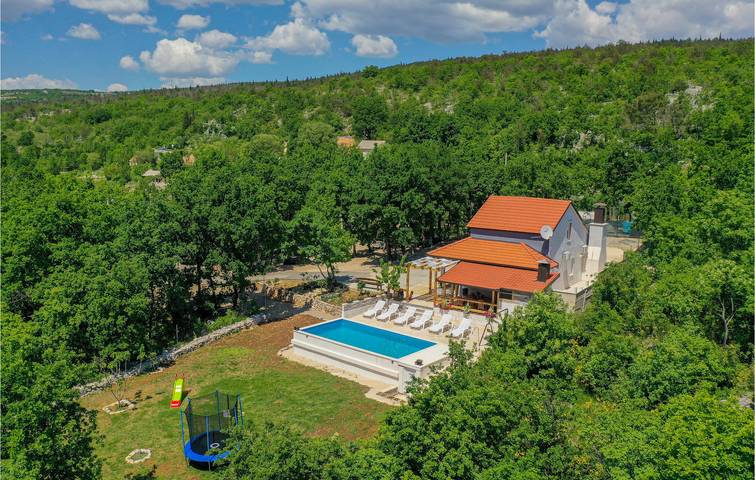 Sonniges Apartment mit Pool und Parkplatz – WLAN inklusive in Imotski, Makarska Riviera