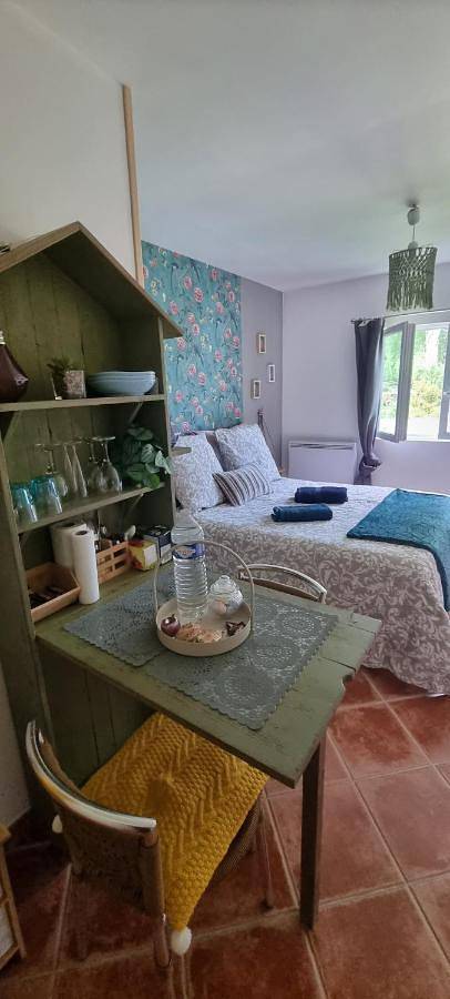 Double Room with Private Bathroom in Asnières, Région de Bernay