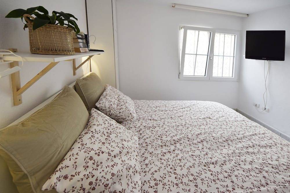 La Casita-very quiet location with stunning sea views and heated pool in Playa de los Roques, Los Realejos