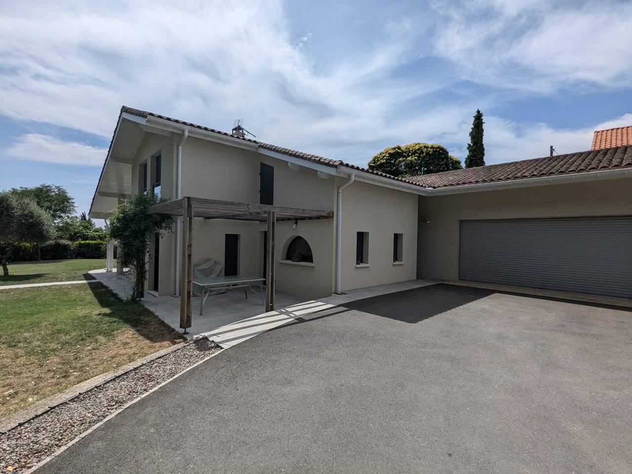 Modernes Haus mit privatem Pool, geschlossenem Garten und Wlan in Soyaux, Charente