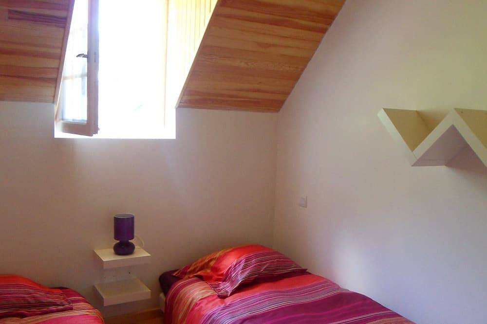 Molino de viento renovado valle de montaña de asp in Lées-Athas, Béarn