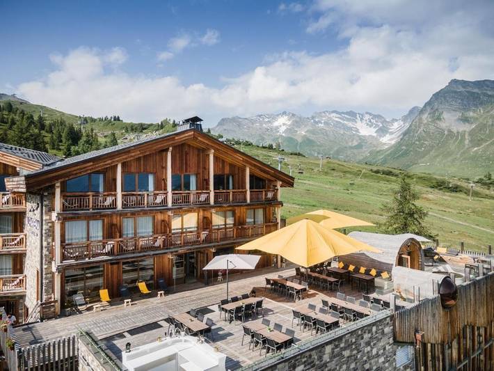 Hôtel pour 4 personnes, avec jacuzzi et sauna ainsi que balcon et piscine
