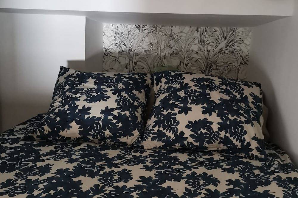 Entire apartment, Studio in the ramparts of the village of Le Castellet, 10 minutes from the beach in Le Castellet, Toulon region
