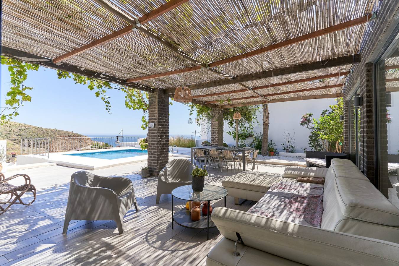 Spectaculaire Villa Casa Negra met Zeezicht, Zwembad, Tuin & Wi-Fi in Torrox Costa, Torrox