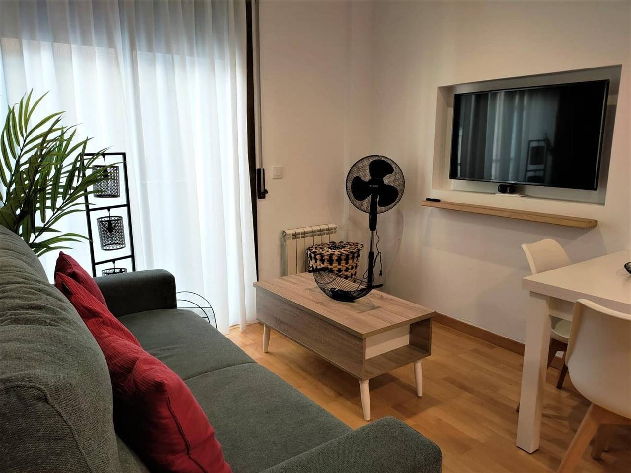 Geheel appartement, Vakantieappartement voor 4 personen met terras in Gerona, Gironès