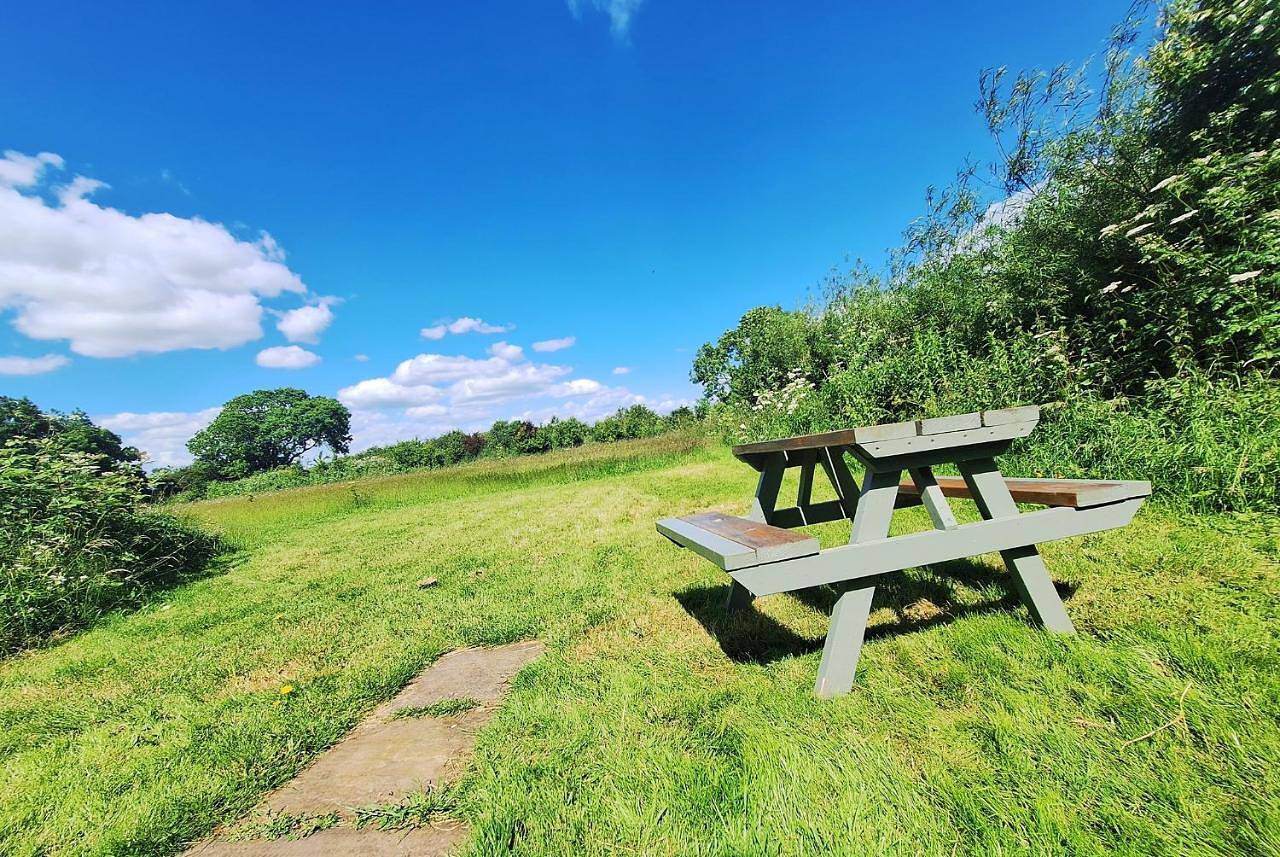 Beautiful Wooden tiny house, Glamping cabin with hot tub 2 in Sherwood Forest, Nottinghamshire