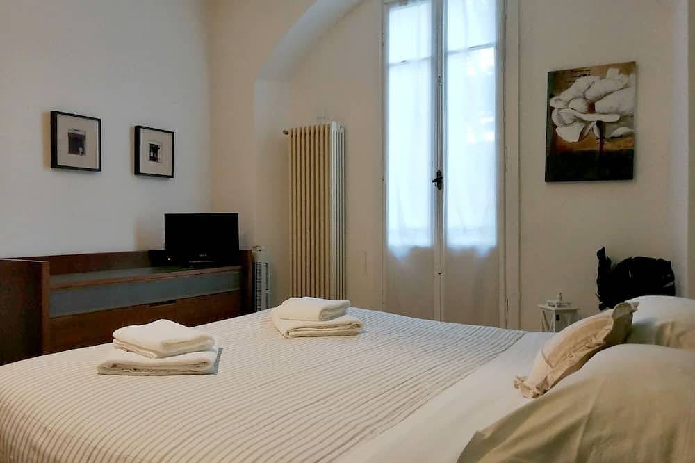 Entire apartment, Lovely Apartment For 2 In Downtown in Como, Lake Como