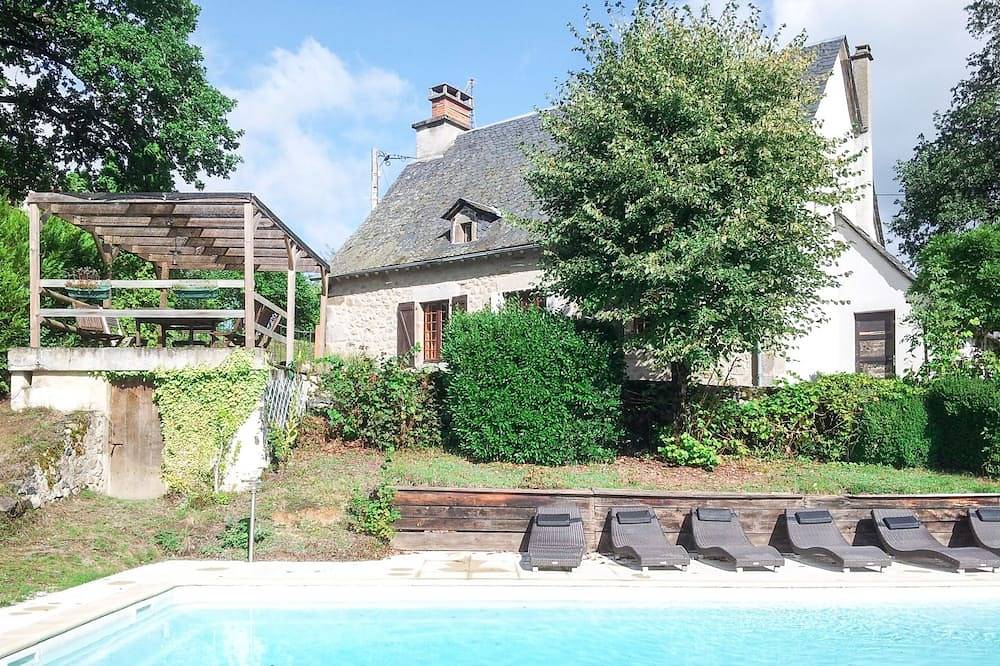 Oud huis met karakter, prive zwembad, 6 personen, 3 slaapkamers in Champagnac, Centraal Massief