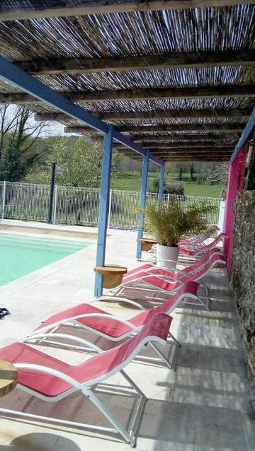 Maison de campagne pour 5 personnes, avec vue ainsi que jardin et piscine, animaux acceptés à Montcléra