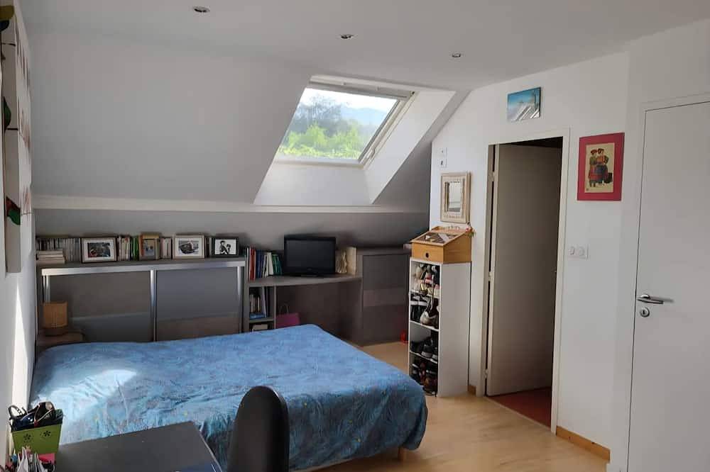 House between lakes and mountains with swimming pool in Saint-Alban-Leysse, Chambéry und Umgebung