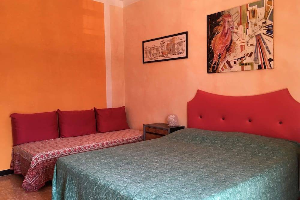Apartamento entero, Apartamento de tres habitaciones con balcón, amplia vista a las colinas, cerca del centro y del mar. in Lavagna, Lavagna Municipio