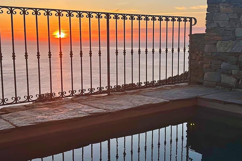 Cap Hélios, L’écrin Corse.  Vue mer et piscine à couper le souffle in Morsiglia, Cap Corse