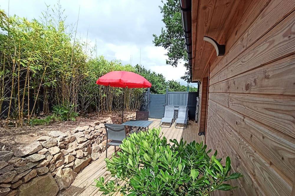 Entire apartment, Studio 2 Pers. 25 m2 with terrace not overlooked, near beaches, port and village. in Larmor-Plage, Côte des Mégalithes