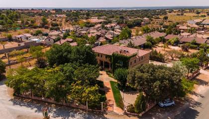 Casa rural para 27 personas, con terraza además de piscina y jardín en Ossa de Montiel