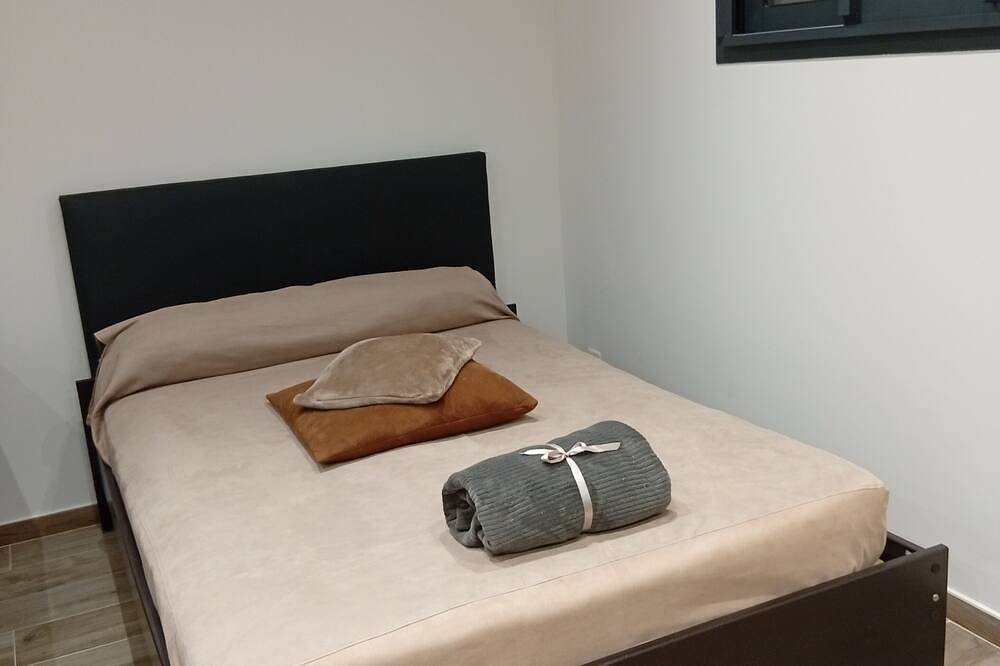 Appartement entier, Un petit paradis, niche au milieu des bois ( ste baume, canal de provence,... in Rougiers, Région de Brignoles