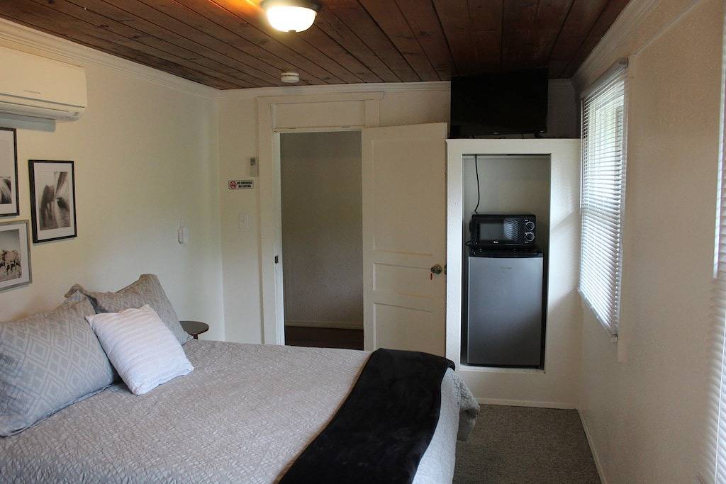 Charming Historic lodge across  from Umpqua river in Glide, Willamette Valley