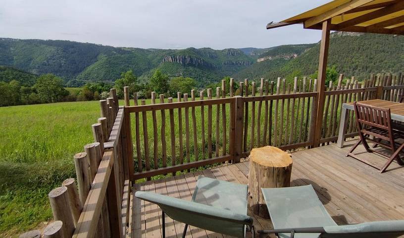 Chalet pour 4 personnes, avec Balcon et Jacuzzi ainsi que Terrasse et Jardin