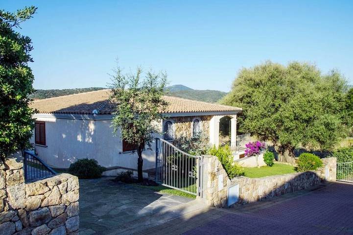Villetta singola bifamiliare vicino a Budoni con giardino e veranda in Porto Ainu, Budoni
