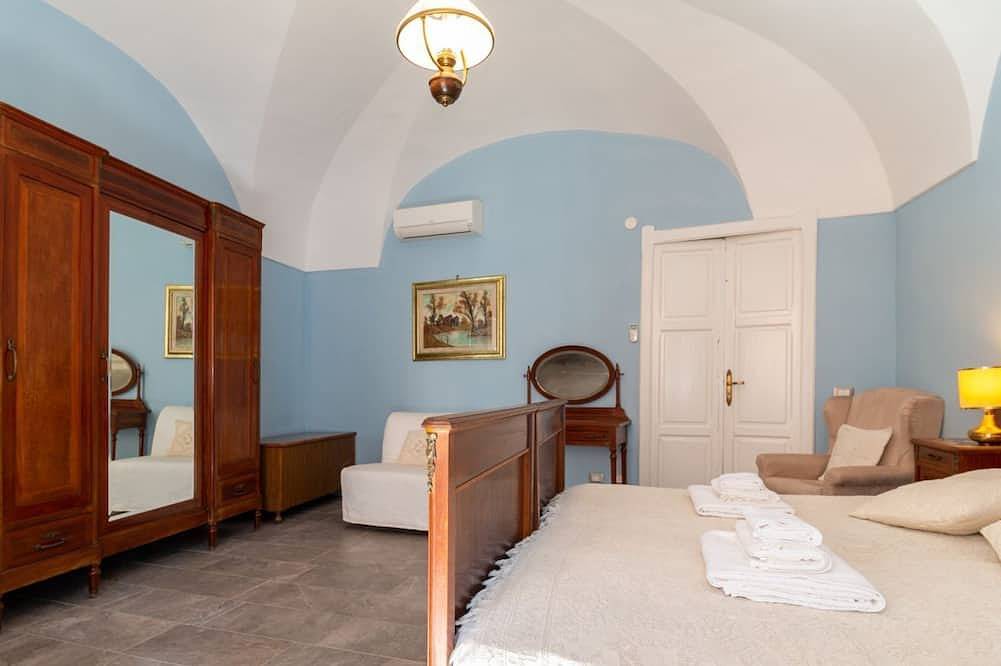 Ganze Wohnung, Dieses Apartment befindet sich im historischen Zentrum von Bosa, in der Via Cugia, und ist Teil der Residenze Deriu, einem elegant renovierten historischen Gebäude mit insgesamt sechs Wohneinheiten. Die zentrale Lage ermöglicht es Ihnen, das authentisc in Bosa, Planargia