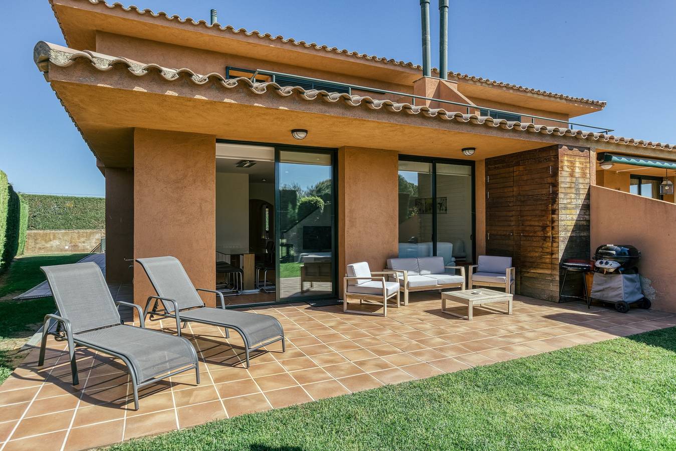 Villa Brenda Torremirona Resort con piscina compartida, jardín, terrazas, barbacoa y Wi-Fi in Navata, Alt Empordà