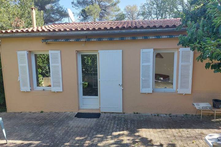 Location de vacances pour 3 personnes, avec terrasse et jardin à Simiane-Collongue - 4