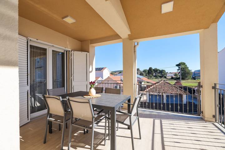 Ferienwohnung für 5 Personen, mit Balkon/Terrasse in Sukosan