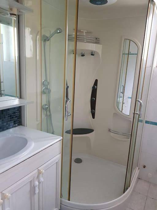 Villa pour 10 personnes, avec jardin ainsi que terrasse et piscine, animaux acceptés dans Boulouris - 2