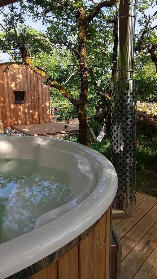 Gîte pour 2 personnes, avec terrasse ainsi que vue et jardin dans Cénevières
