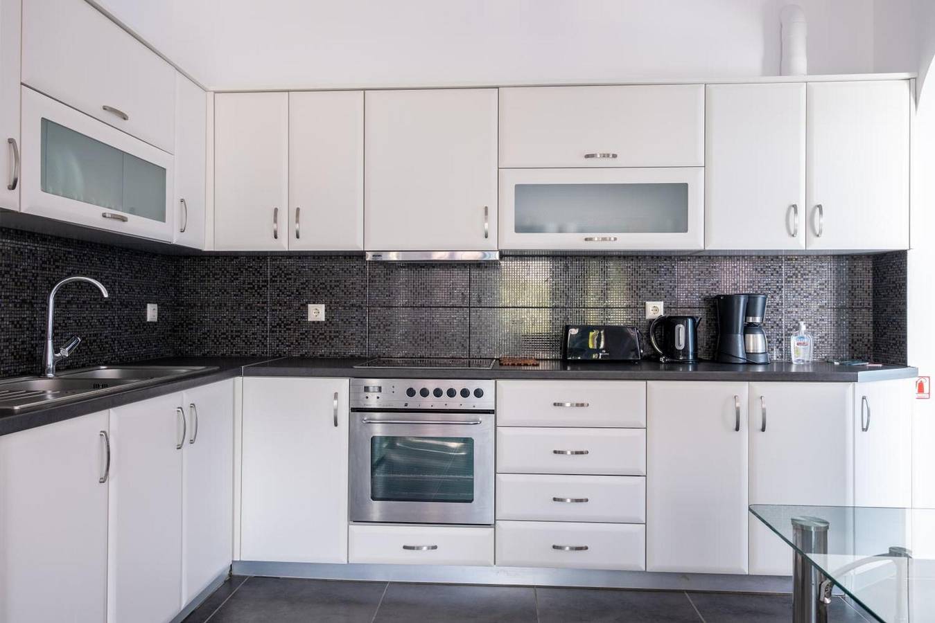 Entire apartment, Apartment 'Adelphi 1 65' with Mountain View, Wi-Fi and Air Conditioning in Perissa, Santorini
