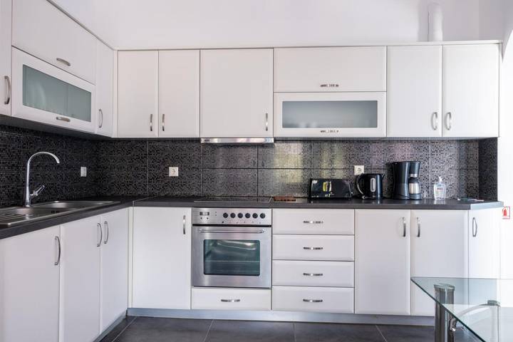 Hel lejlighed, Apartment 'Adelphi  1   65' with Mountain View, Wi-Fi and Air Conditioning in Perissa, Santorini