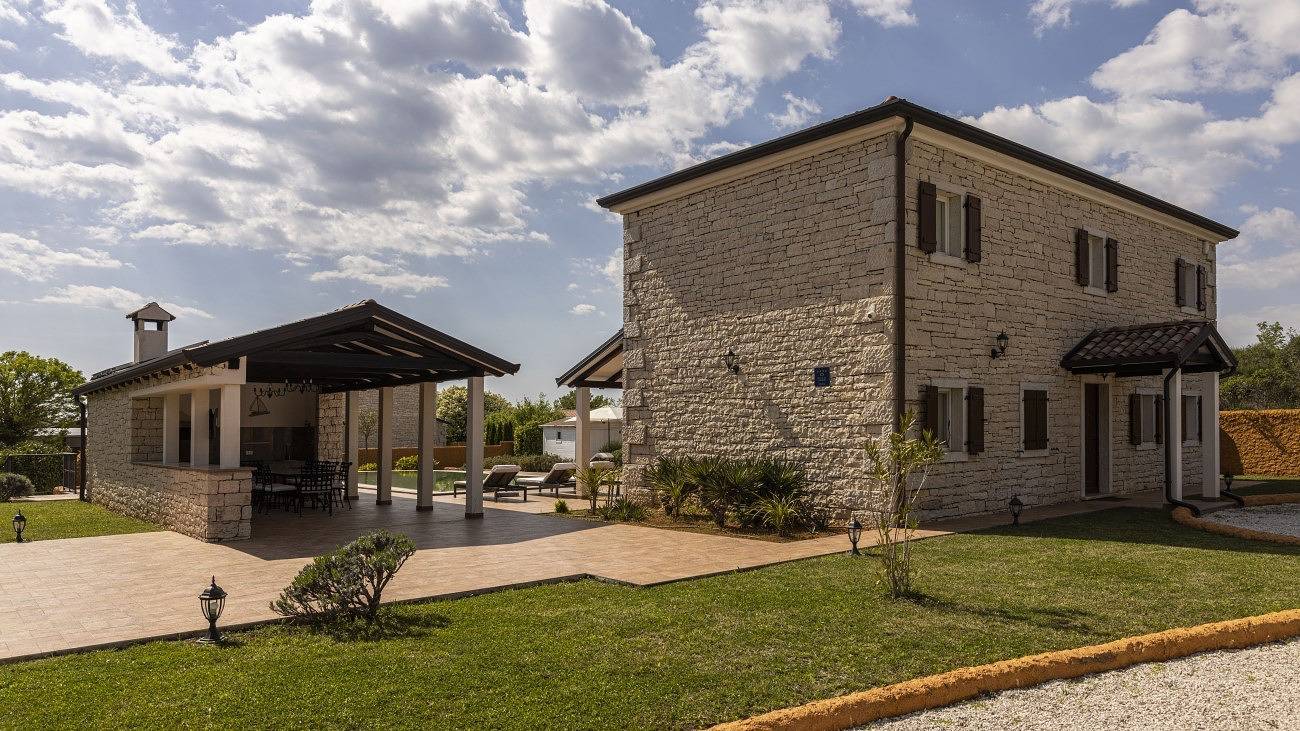 Villa Lux. Ema mit beheiztem Pool, umgeben von mediterraner Vegetation in Čabrunići, Svetvinčenat