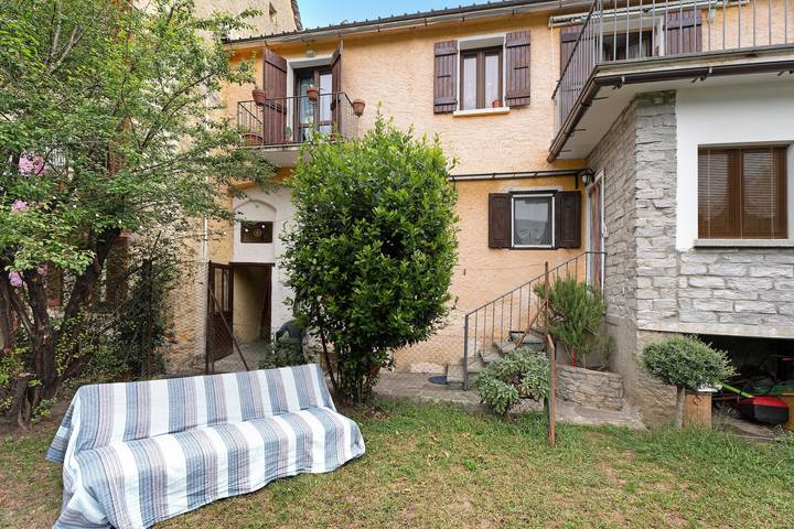 Entire apartment, Apartment "Casa del Sole" with Mountain View & Wi-Fi in Comune di Toceno, Ticino Alps and Verbano