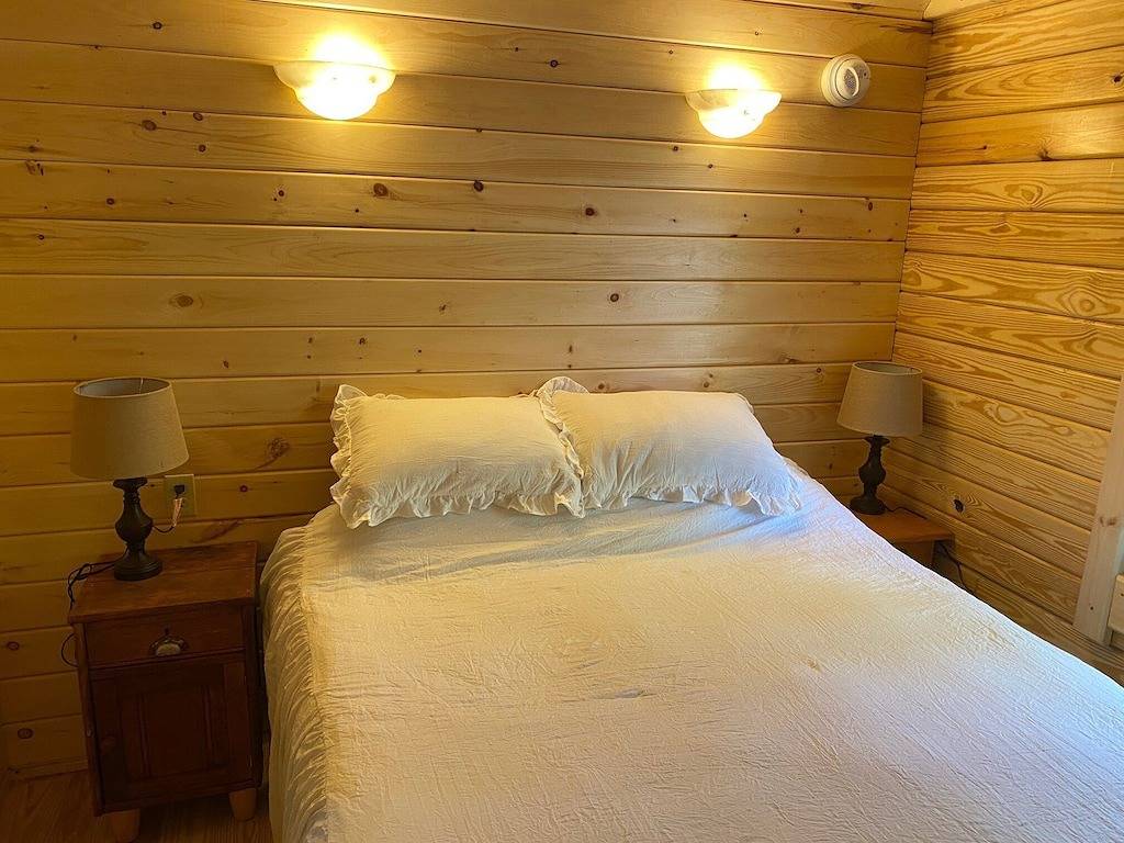 Cozy 1 bedroom w/ loft log cabin . 7 miles to French Lick, 15 to Patoka Lake! in Dubois County