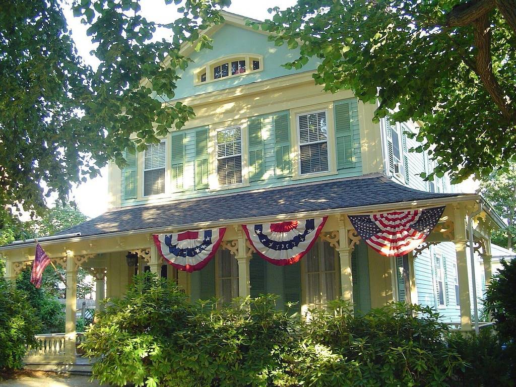 Ganze Wohnung, Im Stadtzentrum gelegenes Bristol nahe Ufergegend in Bristol (RI), Bristol County