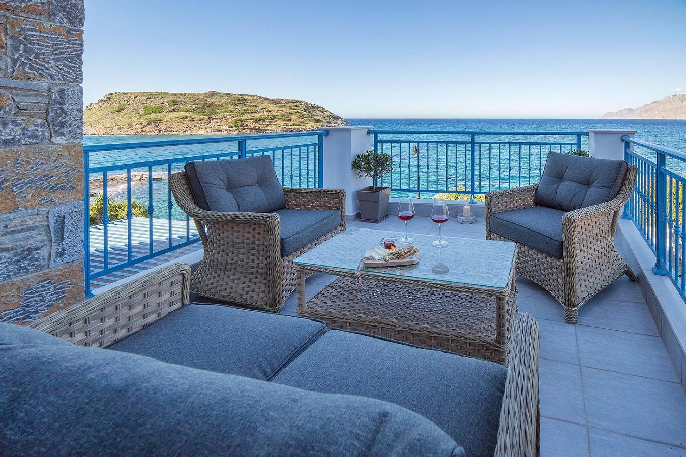Seafront Villa Moments with Hot Tub, 50m to beach in Noord-Kreta