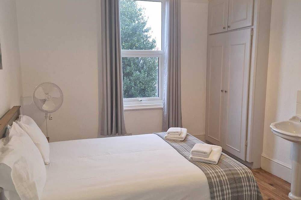 Hereford – Falcon House: Spacious 5-Bed with Games Room, Sleeps 14 in Hereford, Herefordshire