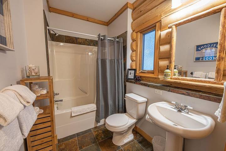 Cabane en bois pour 8 personnes, avec balcon dans Canada - 2