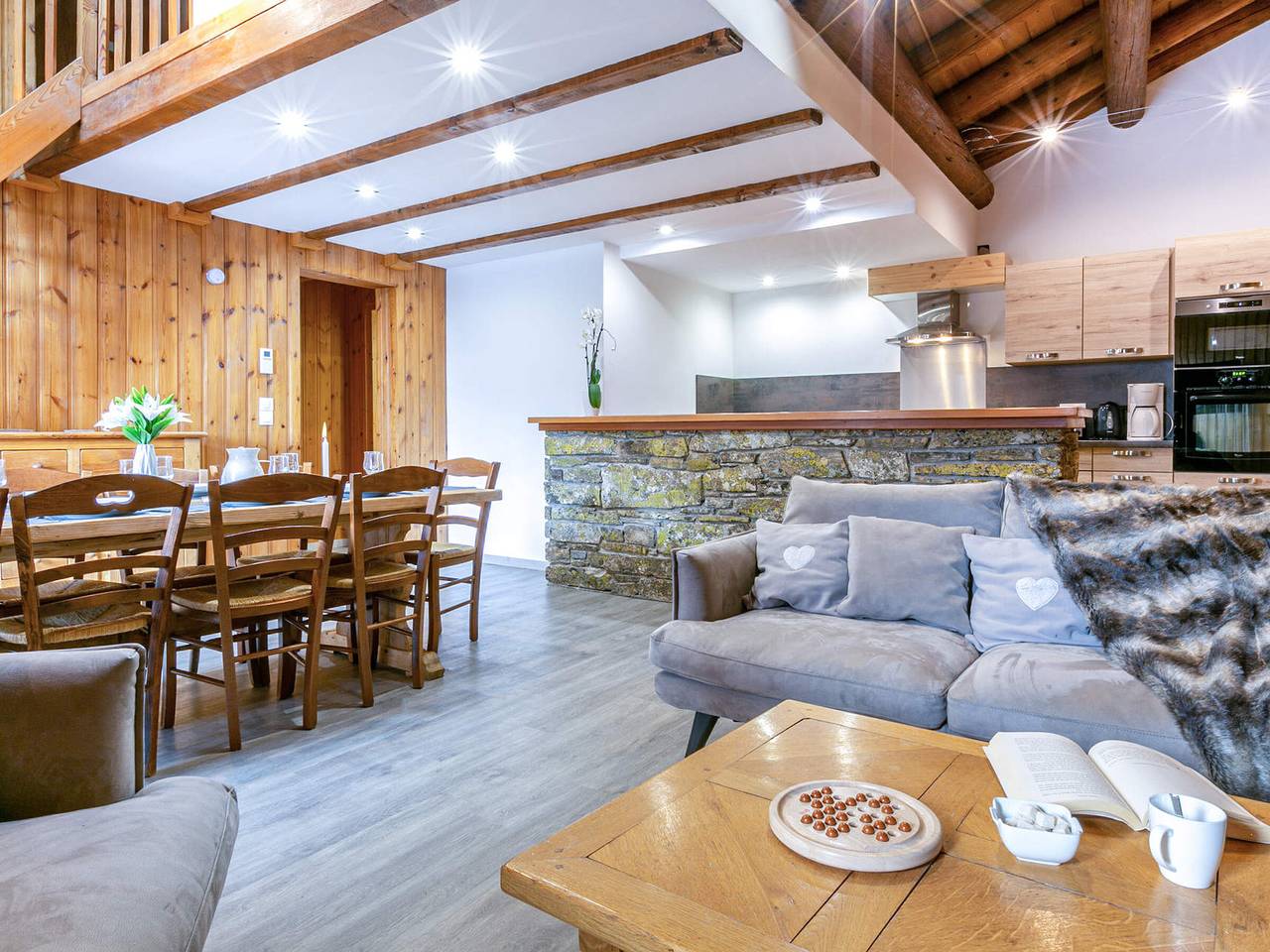 Geheel appartement, Mountain-Style Duplex Apartment in Rustic Chalet, Central Village Location, Ski-In/Ski-Out in Val-d'Isère, Massif de la Vanoise